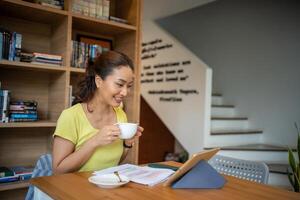 jovem mulher tendo ligar através da computador dentro a casa escritório.negócio conferência. foto