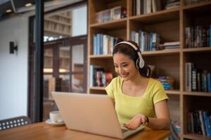 jovem mulher tendo ligar através da computador dentro a casa escritório.negócio conferência. foto