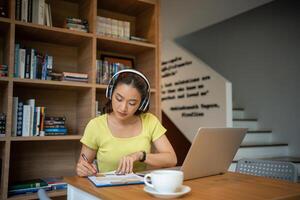 jovem mulher tendo ligar através da computador dentro a casa escritório.negócio conferência. foto