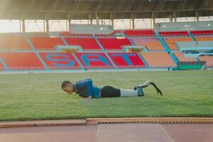 ásia para-atleta corredor protético perna em a rastrear sozinho lado de fora em uma estádio rastrear paralímpico corrida conceito. foto