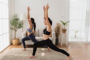 uma jovem em forma mulher práticas ioga de fazendo asanas dentro uma brilhante ioga estúdio. ioga praticante com alunos dentro ioga aula. foto