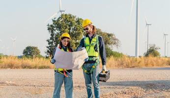 engenheiros estão trabalhando com vento turbinas, verde ecológico poder energia geração, e sustentável moinho de vento campo fazendas. alternativo renovável energia para limpar \ limpo energia conceito. foto