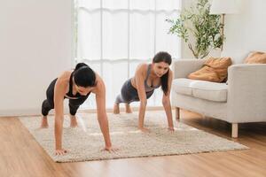 uma jovem em forma mulher práticas ioga de fazendo asanas dentro uma brilhante ioga estúdio. ioga praticante com alunos dentro ioga aula. foto