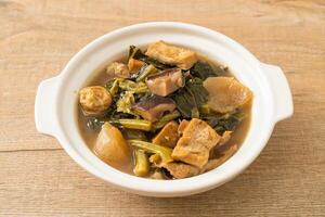 ensopado de legumes chinês com tofu ou mistura de sopa de legumes foto