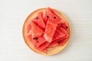 melancia fresca cortada no prato foto