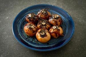 bolinhos de takoyaki ou bolinhas de polvo foto