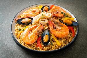 paella de frutos do mar com camarões, amêijoas, mexilhões com arroz de açafrão foto