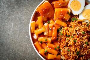 macarrão instantâneo coreano com bolo de arroz coreano e bolo de peixe e ovo cozido foto