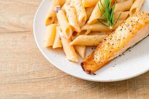 salmão com molho de creme de macarrão penne foto