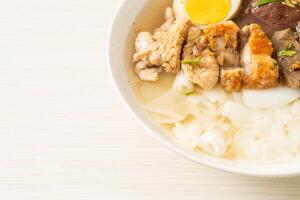 pasta de farinha de arroz ou quadrado de macarrão chinês fervido em sopa clara foto