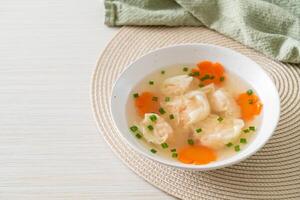 sopa de bolinho de camarão em tigela branca foto