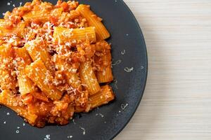 rigatoni macarrão à bolonhesa com queijo foto