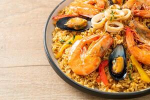 paella de frutos do mar com camarões, amêijoas, mexilhões com arroz de açafrão foto