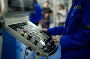 fechar acima do robótica engenheiros usando controlador para remotamente operar programação e manipulando robô mão, industrial robótica projeto, Alto tecnologia instalação, moderno máquina aprendizado. foto