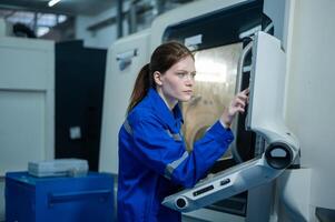 fêmea robótica engenheiros usando controlador para remotamente operar programação e manipulando robô mão, industrial robótica projeto, Alto tecnologia instalação, moderno máquina aprendizado. foto