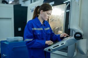 fêmea robótica engenheiros usando controlador para remotamente operar programação e manipulando robô mão, industrial robótica projeto, Alto tecnologia instalação, moderno máquina aprendizado. foto