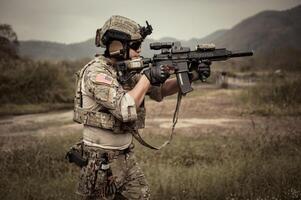 soldados dentro camuflar uniformes visando com seus rifles prontos para fogo durante militares Operação dentro a floresta soldados Treinamento dentro uma militares Operação foto