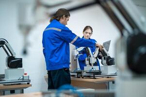 uma grupo do robótica engenheiros trabalhando com programação e manipulando robô mão, industrial robótica projeto, Alto tecnologia instalação, moderno máquina aprendizado. massa Produção automáticos. foto