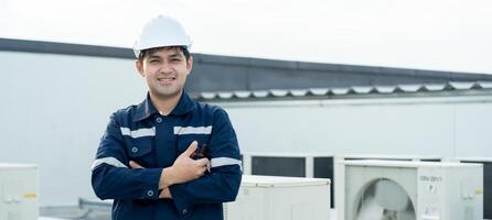 retrato ásia manutenção engenheiro trabalho em a cobertura do fábrica. contratante inspecionar compressor sistema e planos instalação do ar condição sistemas dentro construção, inspetor, ao controle foto