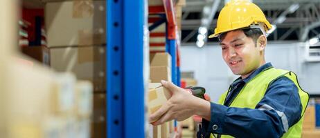 o trabalhador do armazém escolhe as mercadorias da caixa no estoque e verifica o produto em estoque. entrega de navio de negócios logísticos de transporte ao cliente. cartão de estoque, lista de materiais, inspeção, depósito, armazenamento, fábrica foto