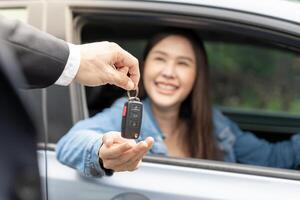 alugar, alugar carro, vender, comprar. o gerente da concessionária envia as chaves do carro para o novo proprietário. vendas, empréstimo de crédito financeiro, aluguel de veículo, seguro, aluguel, vendedor, negociante, prestação, negócio de cuidados com o carro foto