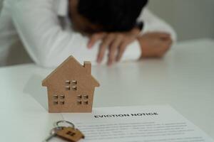 o negócio homem é estressado vencimento para iminente convulsão do ativos, dívidas, financeiro problemas, empréstimos, garantias documento com a texto despejo perceber, dívida, propriedade, empréstimo, agente, falência foto