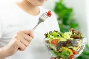 dieta e fazer dieta, apreciar comer. saudável mulher aguarde salada Comida e sentindo-me feliz. beleza fino fêmea corpo atinge peso perda objetivo para saudável vida, louco sobre magreza, fino cintura, nutricionista. foto