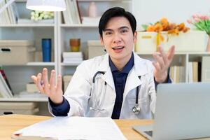 foto do jovem ásia masculino médico trabalhando às escritório