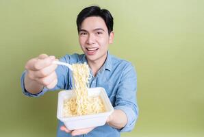 foto do jovem ásia homem em verde fundo