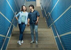 foto do jovem ásia casal aguentar Fora juntos