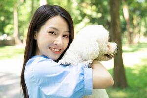 foto do jovem ásia menina com dela cachorro