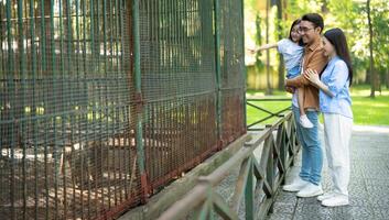 foto do jovem ásia família às parque