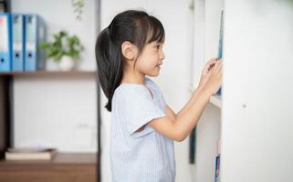 foto do jovem ásia bebê menina estudando às casa