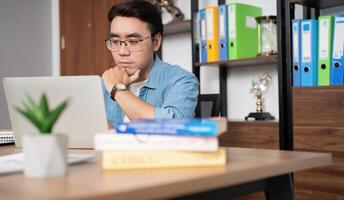 foto do jovem ásia homem de negocios às escritório