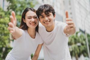 foto do jovem ásia casal ao ar livre