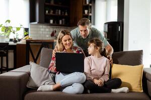 família vínculo Tempo com computador portátil dentro acolhedor casa configuração foto