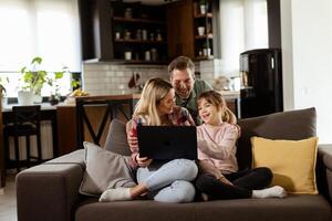 família vínculo Tempo com computador portátil dentro acolhedor casa configuração foto