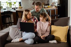 família vínculo Tempo com computador portátil dentro acolhedor casa configuração foto