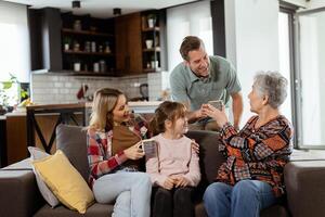 feliz família a comemorar avós aniversário com bolo dentro uma acolhedor vivo quarto foto