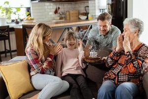 feliz família a comemorar avós aniversário com bolo dentro uma acolhedor vivo quarto foto