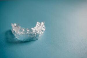 invisalign suspensórios ou invisível retentor em azul fundo foto