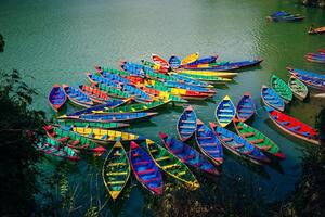 Fewa lago com multicolorido barcos dentro a vale do pokhara dentro central Nepal. foto