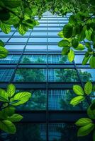 reflexão do verde árvores dentro a janelas do uma moderno escritório prédio, ecológico conceito. foto