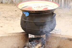 africano cozinhando panelas foto