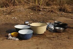 africano cozinhando panelas foto