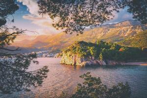 pôr do sol em a adriático costa perto a cidade do budva, Montenegro. estética do vintage filme. foto