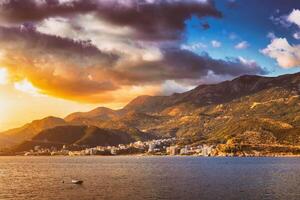 pôr do sol em a adriático costa perto a cidade do budva, Montenegro. estética do vintage filme. foto