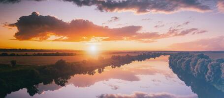 uma pôr do sol ou nascer do sol cena sobre uma lago ou rio com nublado céu refletindo dentro a água em uma verão tarde ou manhã. estética do vintage filme. foto