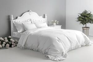 elegante branco cama com suave edredon almofadas dentro limpar \ limpo sala. foto