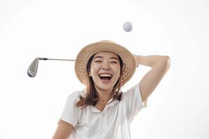 feliz mulher jogador de golfe com bola e clube em branco fundo. foto